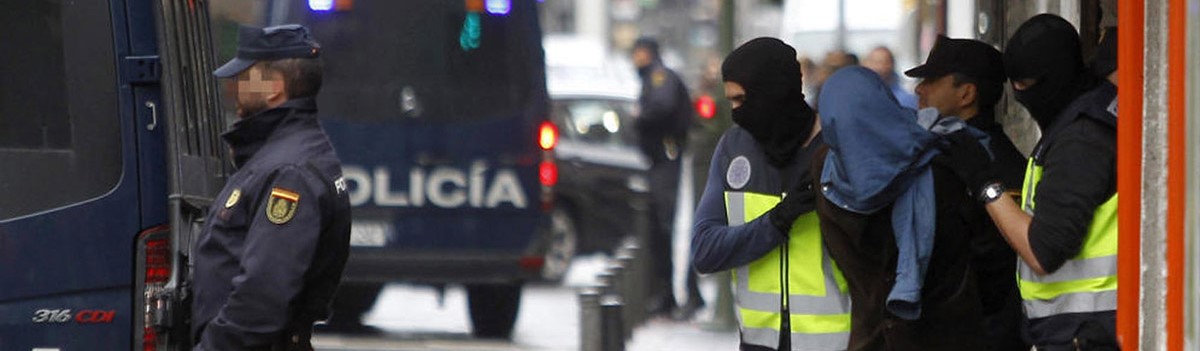 Policía secreta sacando delincuente de un piso